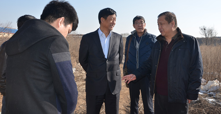 實(shí)地察看車(chē)站北街的斷頭路。.jpg